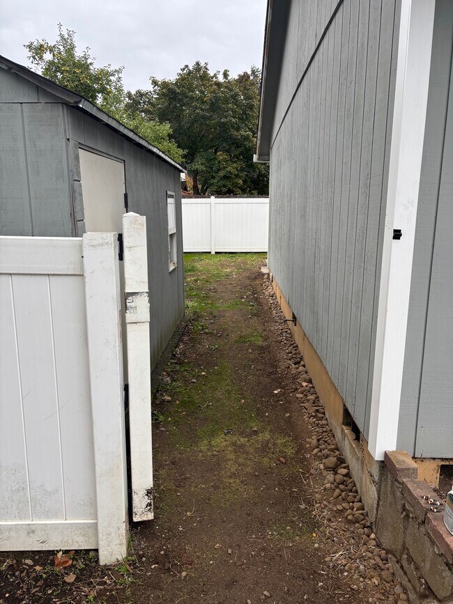 Building Photo - 6618 N Albina Ave