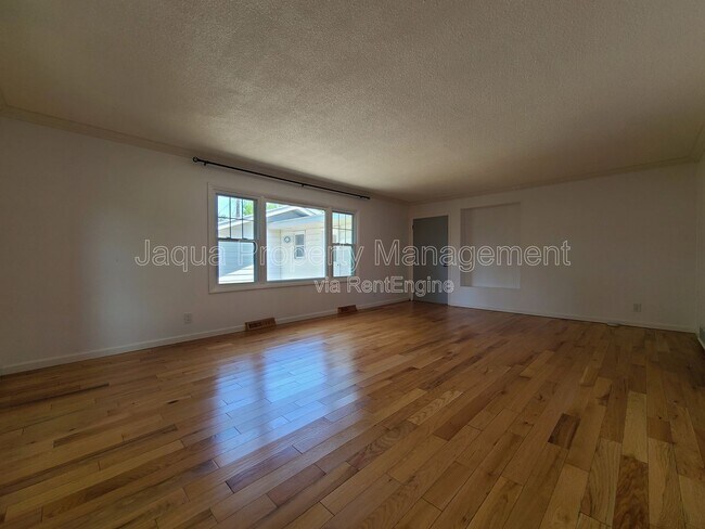 Building Photo - 547 Archer Ave