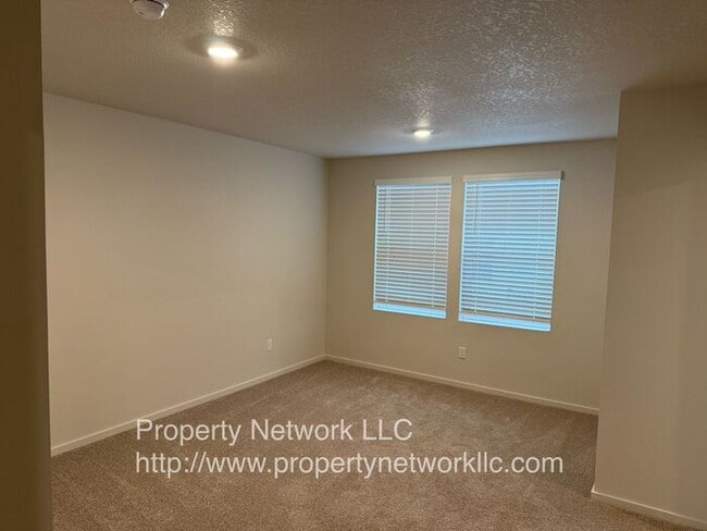 Building Photo - New 3 Bedroom Gresham Townhouse