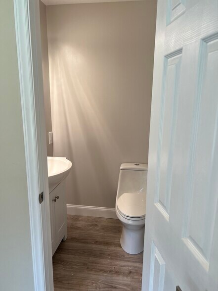 Building Photo - 119 Wilmot Dr