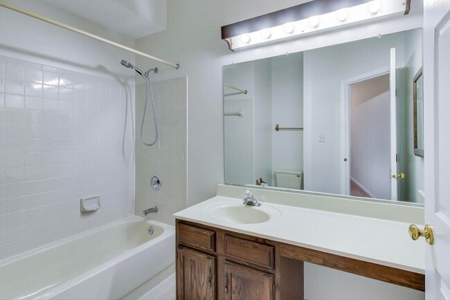 Building Photo - Ellicott City townhome for you!