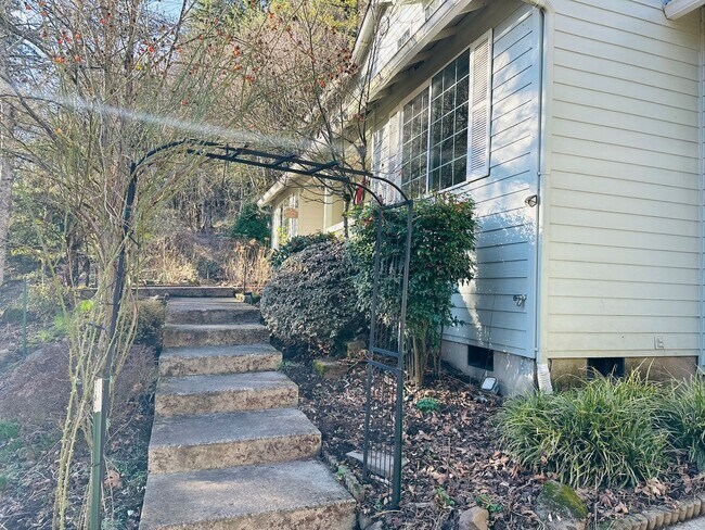 Building Photo - Charming Newly Remodeled Acreage Home