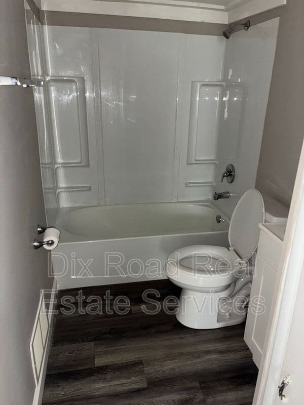 Building Photo - 3221 W Riverview Ave