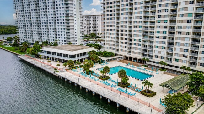 Building Photo - 500 Bayview Dr