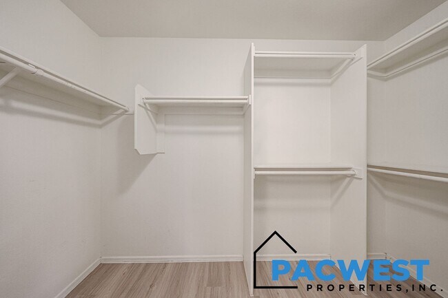 Building Photo - Desirable Coldwater Springs Neighborhood!