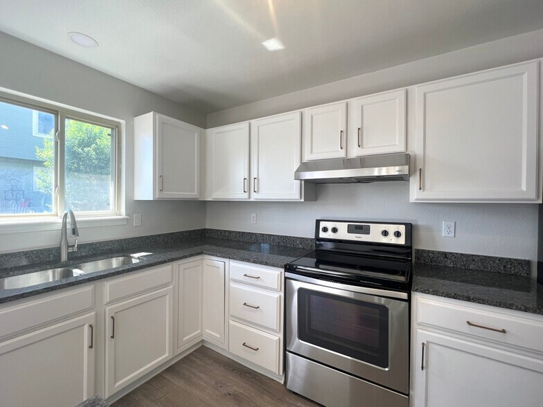 Building Photo - 3903 Smoke Tree Dr