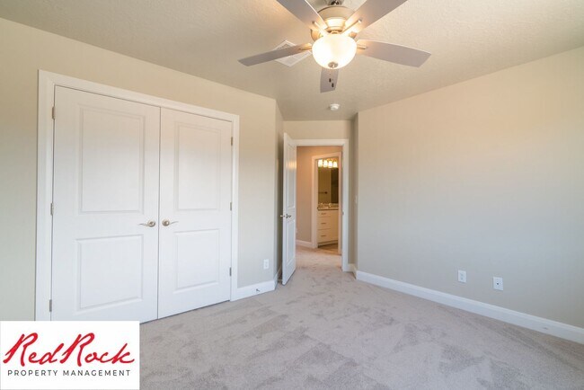 Building Photo - 4 Bedroom, 2.5 Bathroom Townhome in Hurric...