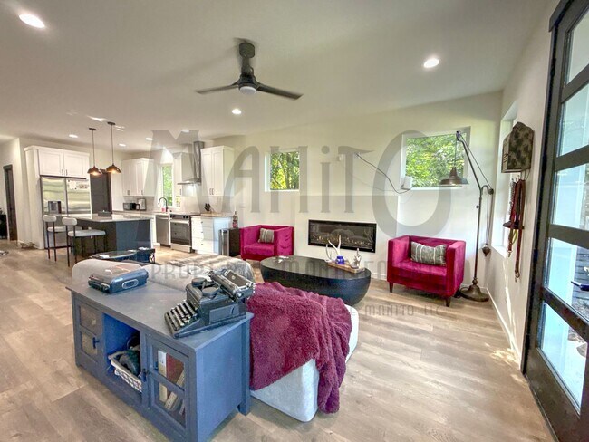 Building Photo - Beautiful Townhouse Steps From Centennial ...