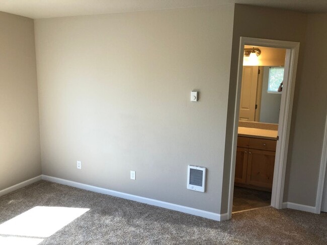 Building Photo - Newer 4 bed 2.5 bath duplex
