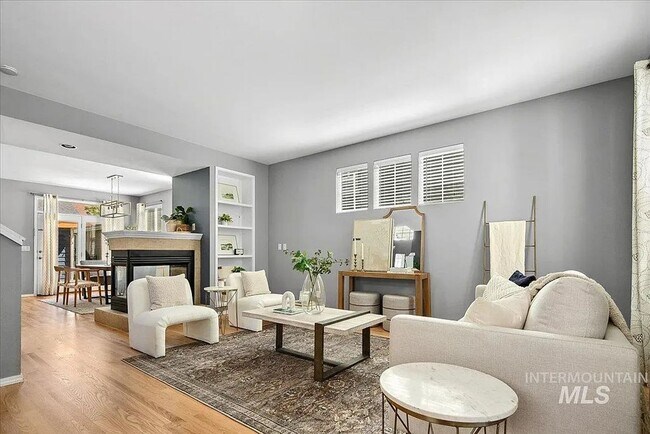 Building Photo - Charming 3 bedroom 2.5 bathroom in Desirable Area!