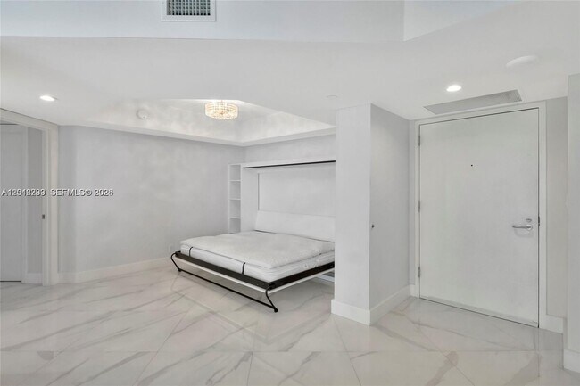 Building Photo - 16425 Collins Ave