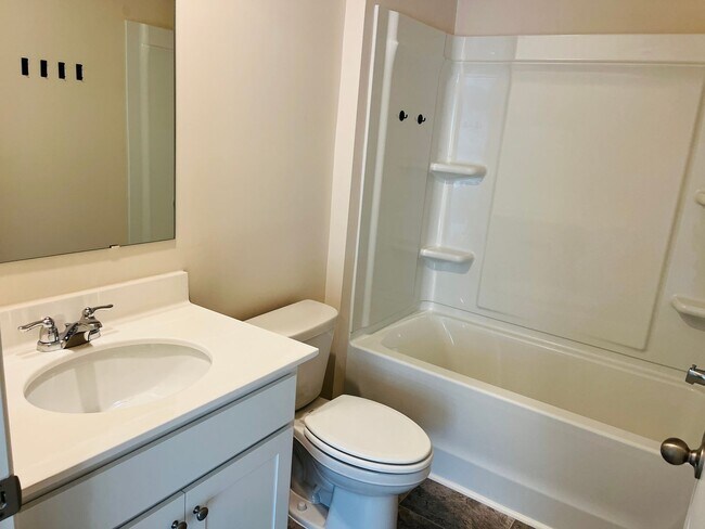 Building Photo - WOW! 5 bedrooms, 4.5 baths with a guest be...