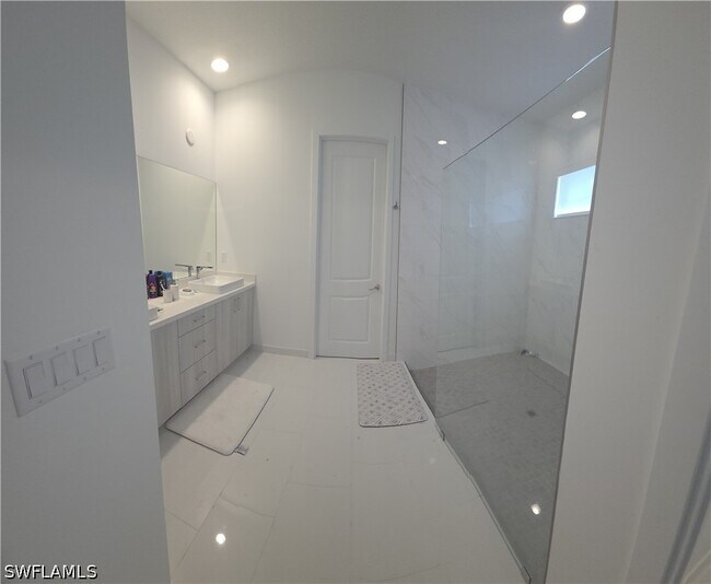 Building Photo - 5243 Nevola Ave
