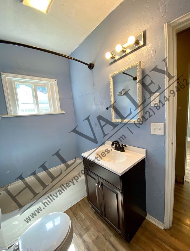 Building Photo - Two Bedroom Home in East Side Location