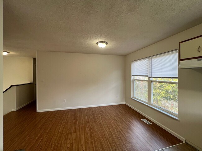 Building Photo - Large 4 Bedroom Home at I-44 and HWY 100