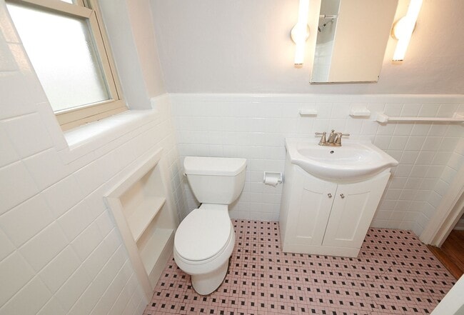 Building Photo - 5825 Lindenwood Ave