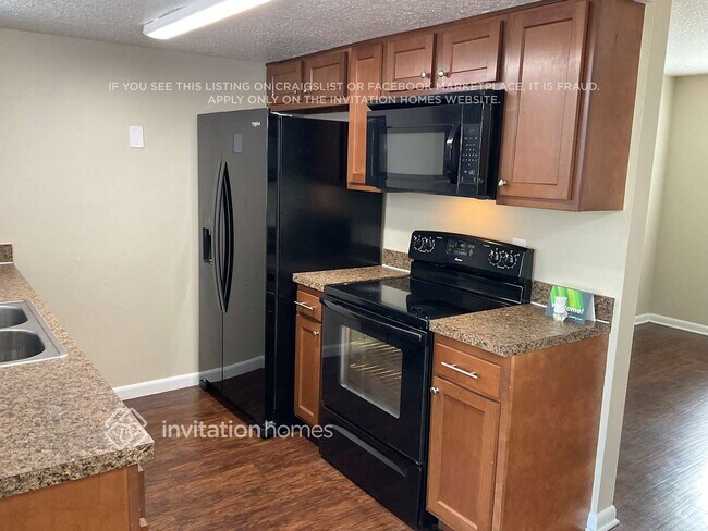 Building Photo - 2401 Driftwood Dr