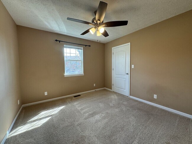 Building Photo - Beautiful spacious home in Waynesville