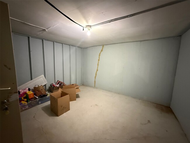 Building Photo - 7925 Royal Arms Ct