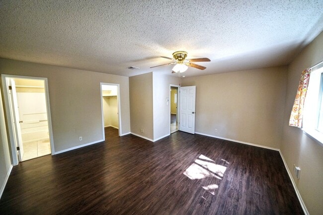 Building Photo - Cozy 3-Bed, 2-Bath with Fireplace in Prime...