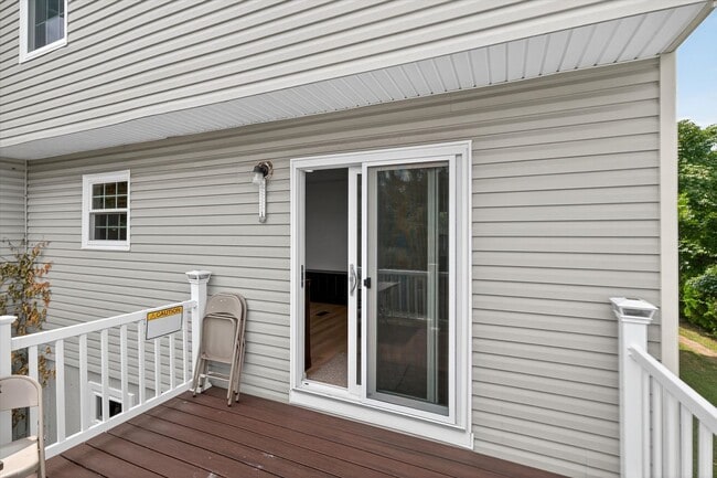 Building Photo - Gorgeous Newly Renovated 3 BR, 2.5 BA Town...