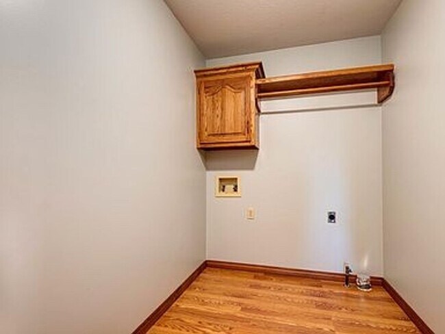 Building Photo - Executive 4 Bedroom 4 Bath 3+ Car Garage -...