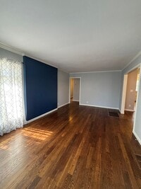 Building Photo - Perfect and Updated Rental close to TU!