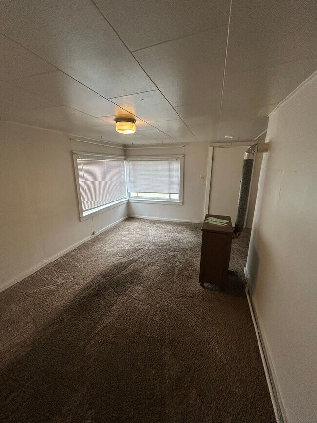 Building Photo - 738 9th Ave W