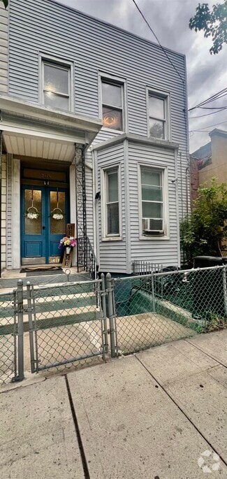 Building Photo - 708 6th St