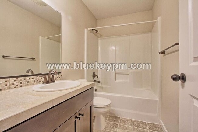 Building Photo - 3 Bed, 2.5 Bath Luxury Pet Friendly Home in Ridgefield