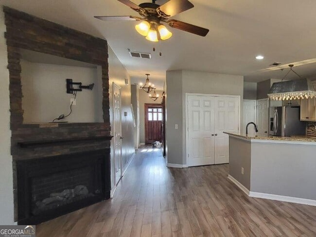 Building Photo - 45 Newnan Lakes Dr