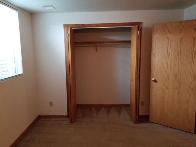 Building Photo - 1403 Glenview Ln