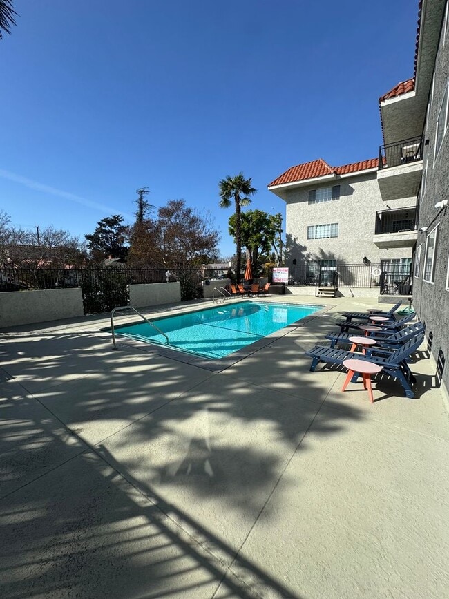 Building Photo - Beautiful Spacious Top Floor Condo 1 bed - 1 bath with parking in Burbank