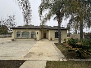 Building Photo - Spacious home with a pool!