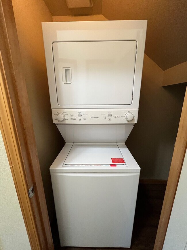 Building Photo - (MUS) Large 3 Bed/2 Bath Town Home