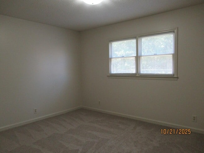 Building Photo - 190 Gertrude Dr
