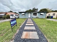 Building Photo - 1306 NW 11th Pl