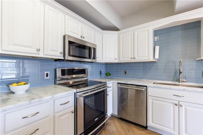 Building Photo - 2161 Peachtree Rd NE