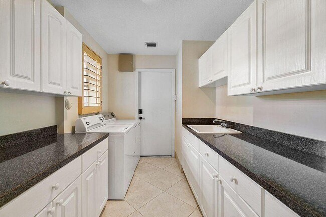 Building Photo - 15390 Earhart Pl