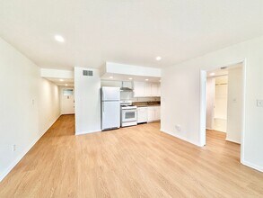 Building Photo - Bright 2 Bed 2 Bath | Surfside Community |...