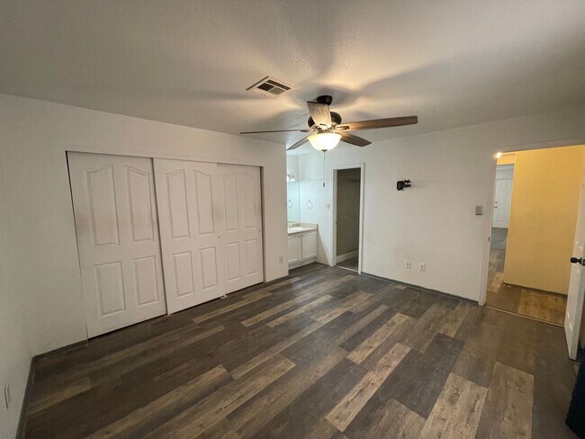 Building Photo - Centrally Located Townhouse!