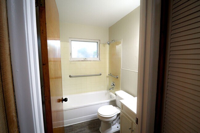 Building Photo - 3 Bedroom House