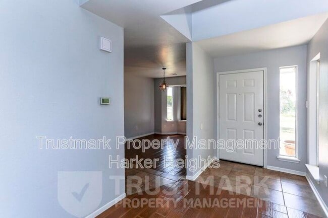 Building Photo - 320 Armadillo Ln