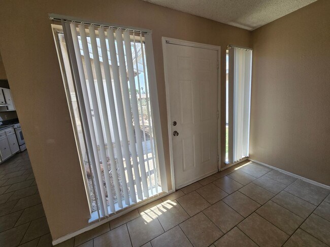 Building Photo - 3 Bedroom Home off of Hollywood– Now Offer...