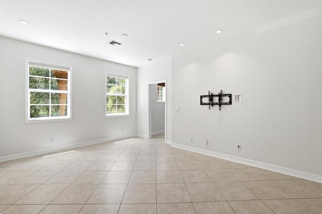 Building Photo - 127 E Thatch Palm Cir