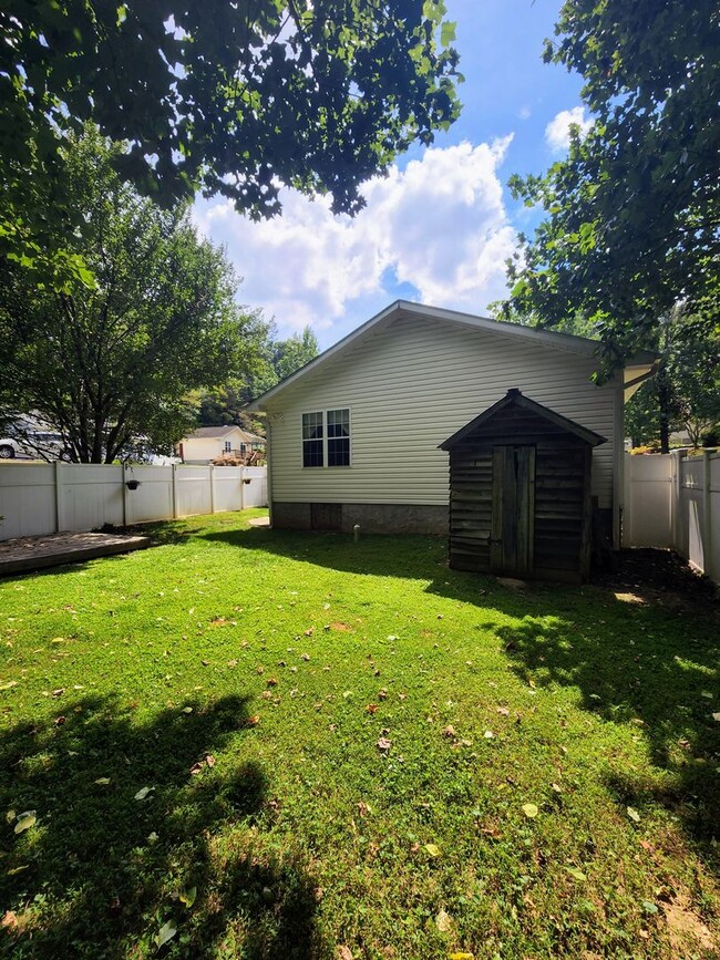 Building Photo - East Asheville Rental