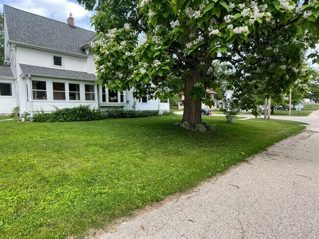 Building Photo - 206 Oak St