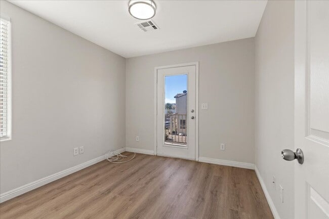 Building Photo - 4bd Single Family Home with Large Backyard, Balcony, and No Carpet