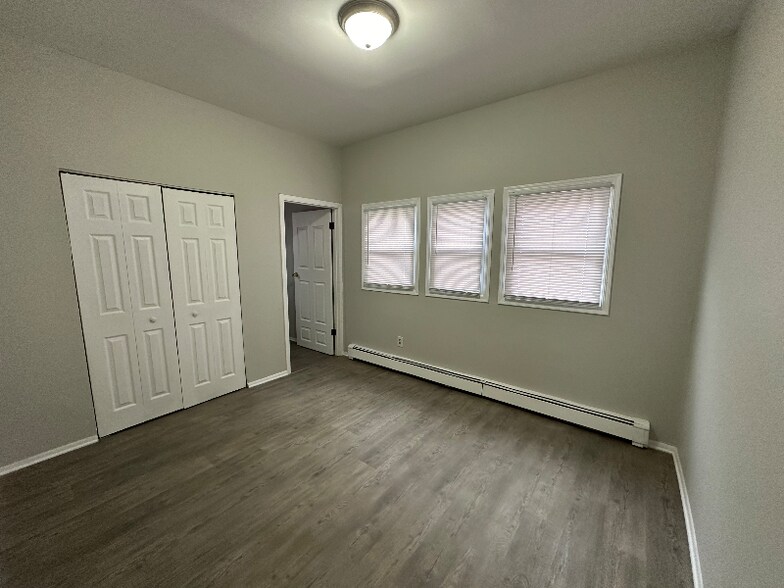 Building Photo - 1131 Main St