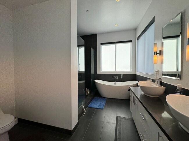 Building Photo - Five Bedroom/Four Bathroom Luxury House in Koreatown